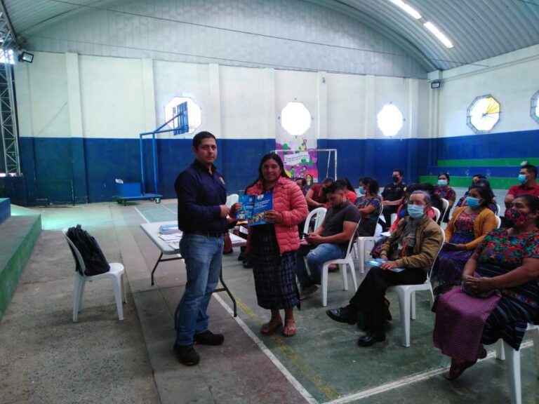 Entrega de Ejemplares Popularizados de la Ley de Consejos de Desarrollo Urbano y Rural y el Normativo para la Descentralización