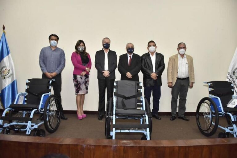 Participación en entrega de sillas de Rueda