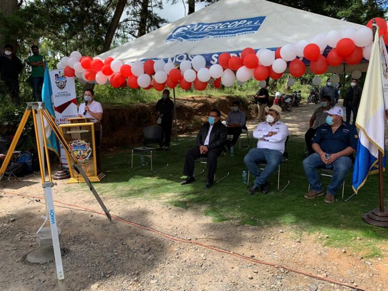 participó en la puesta del primer adoquin para la realización de la Constitución de 450 metros lineales, de la calle que conduce al Caserío Nueva Esperanza