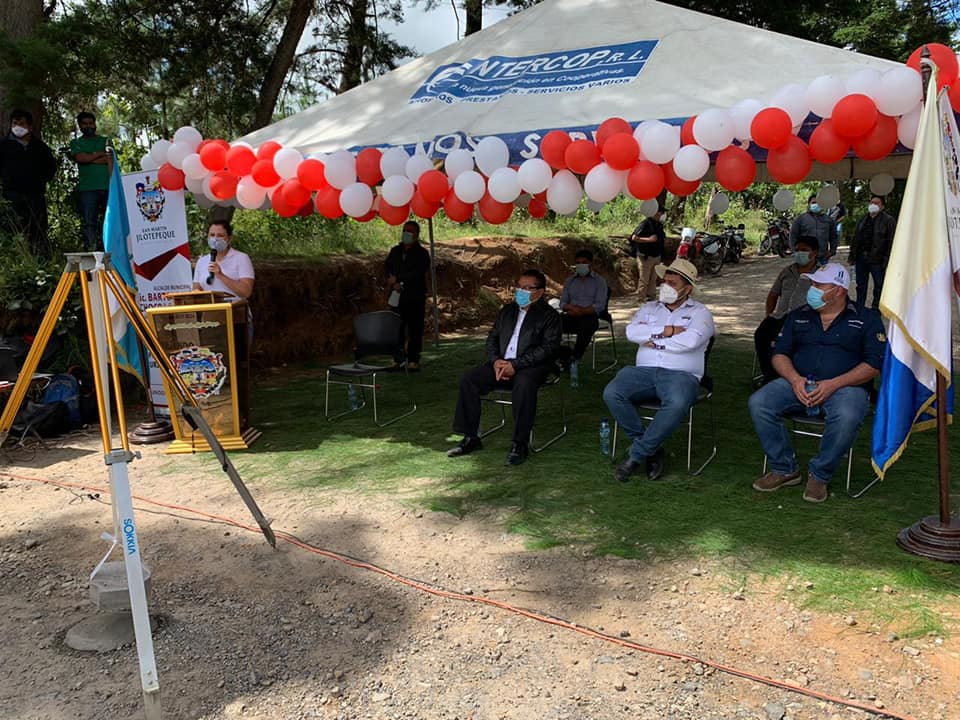 participó en la puesta del primer adoquin para la realización de la Constitución de 450 metros lineales, de la calle que conduce al Caserío Nueva Esperanza